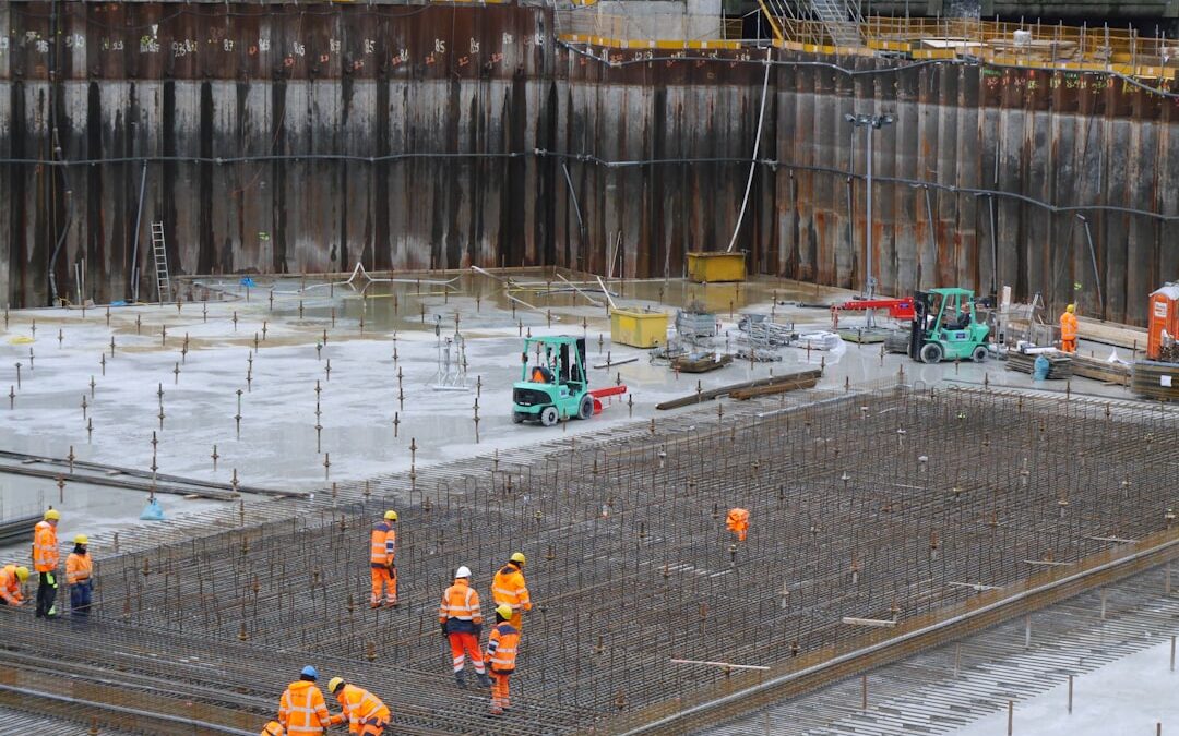 Nylagt, grått och slitstarkt industrigolv i en lagerlokal i Alvesta, som visar en fogfri yta.