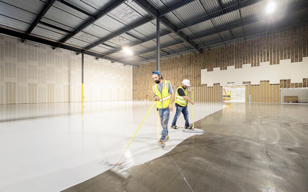 Nytt epoxigolv i en industrilokal i Växjö efter professionell industrigolvläggning.